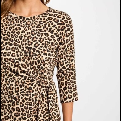 Vestido estampado leopardo com nó na cintura e mangas três quartos