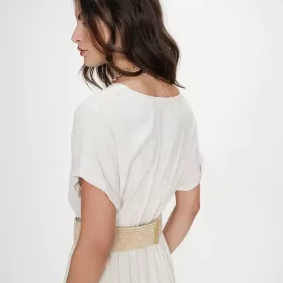 Vestido branco com cinto bege e colar dourado visto de costas