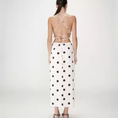 Vestido comprido branco com bolinhas pretas e costas abertas com alças cruzadas