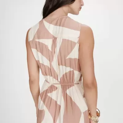 Vestido feminino bege e castanho claro com padrão abstracto e cintura cintada