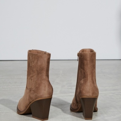 Botas castanhas de cano médio em camurça com salto grosso