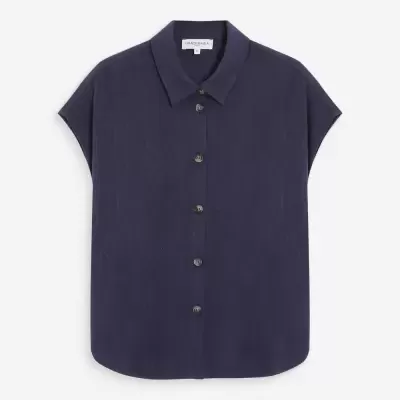 Blusa azul sem mangas com botões e gola