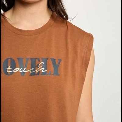 T-shirt castanha sem mangas com texto LOVELY e touch na frente.