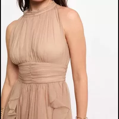 Vestido feminino bege com pregas e babados, sem mangas, gola alta.