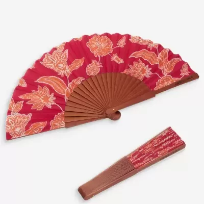 Leque vermelho com flores laranja e estrutura de madeira