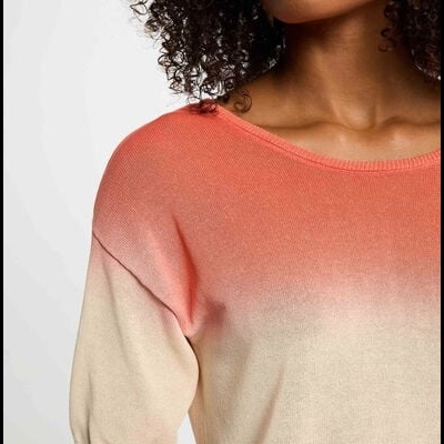 Sweater de malha degradê coral e creme com gola redonda e manga curta