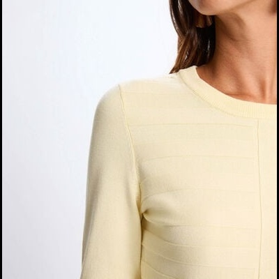 Camisola amarela clara de manga comprida com padrão texturizado e gola redonda