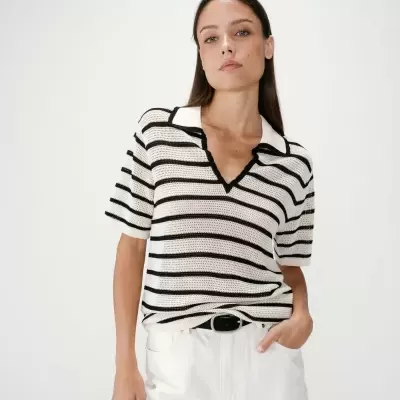 Camisola riscada preta e branca de malha com gola polo e mangas curtas