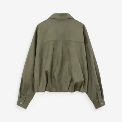 Casaco verde-oliva em tecido camurça com gola e botões nos punhos