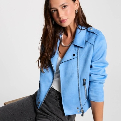 Casaco azul claro com fecho de correr e ombreiras num cenário neutro