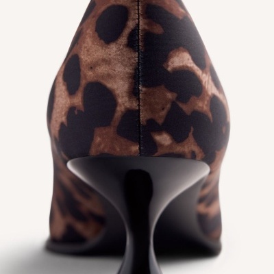 Salto médio com padrão animal print castanho e preto visto de trás