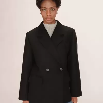 Casaco preto feminino com abotoamento duplo e bolsos frontais
