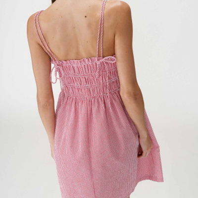 Vestido curto vermelho e branco com padrão aos quadrados visto de costas