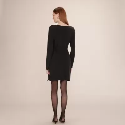 Mulher vista de costas com vestido preto e collants pretos