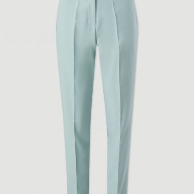 Calças compridas azul claro com pregas frontais em fundo branco