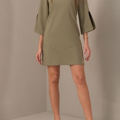 Vestido verde oliva com bolsos e mangas 3/4 folgadas.