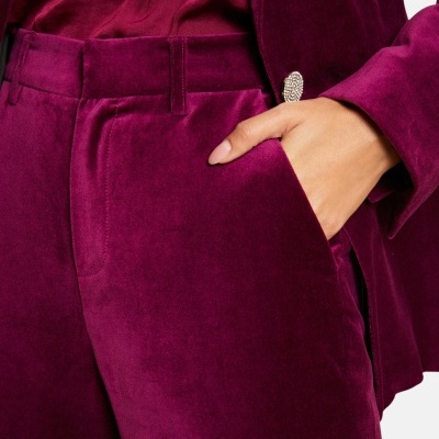 Calças de veludo cor de vinho com bolso lateral e casaco combinando