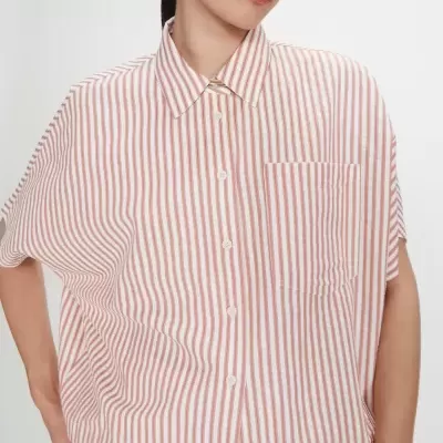 Camisa feminina branca com riscas rosa e botões brancos