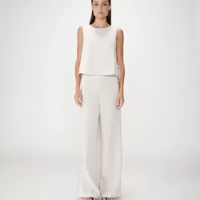 Conjunto feminino branco creme de top sem mangas e calças largas com sandálias pretas