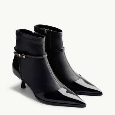 Botins pretos em pele com bico fino verniz e salto médio