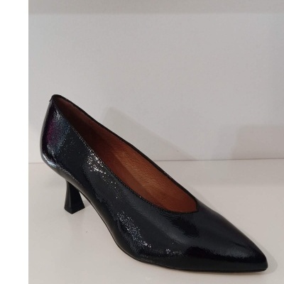 Sapato de salto alto feminino em verniz preto com bico fino