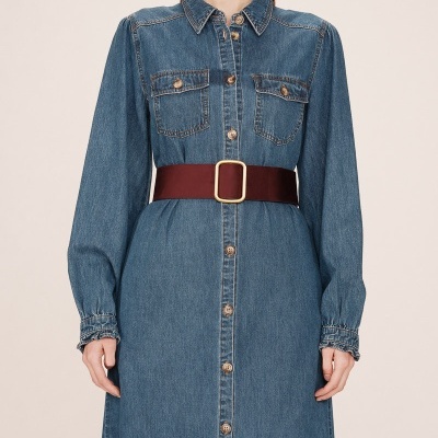 Vestido de ganga azul com botões e cinto castanho