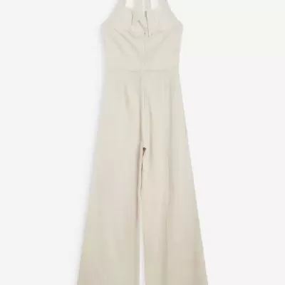 Macacão halter bege com amarração no pescoço e pernas largas