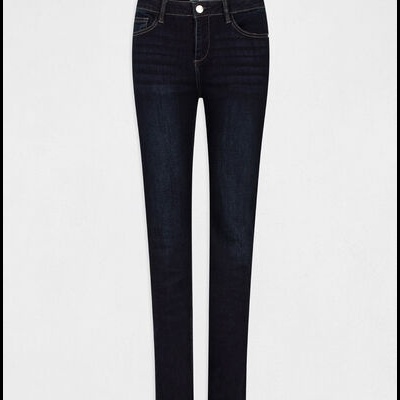 Calças de ganga justas azul escuro isoladas num fundo branco