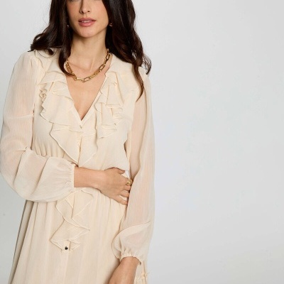 vestido comprido creme com folhos e botões pretos