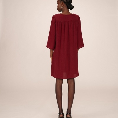 Vestido curto vermelho de manga 3/4 visto de costas