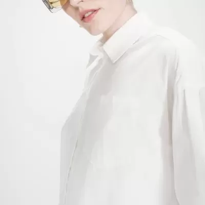 Camisa branca de algodão com bolso frontal e detalhe bordado