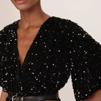 Top ou vestido preto com lantejoulas e cinto preto