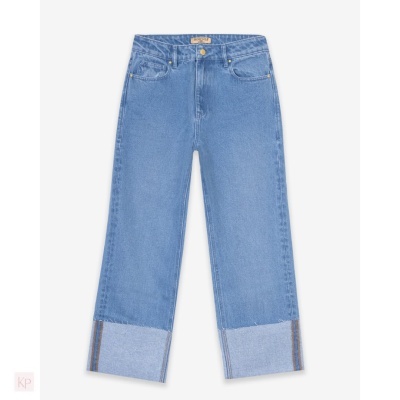 Calças de ganga azuis com bainhas largas viradas para cima