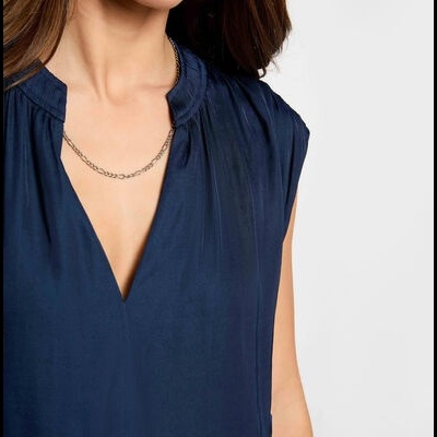 Blusa azul escura sem mangas com decote em V e gola franzida.