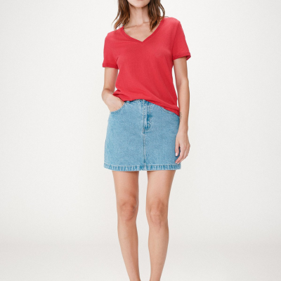 Mulher com t-shirt vermelha e saia de ganga azul claro