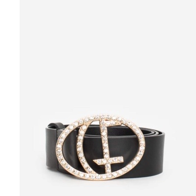 Cinto preto com fivela oval dourada com brilhantes em fundo branco