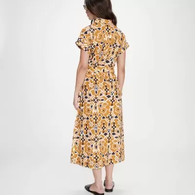 Vestido midi amarelo com padrão floral e geométrico visto de costas