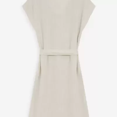 Vestido bege claro com faixa na cintura, visto de costas