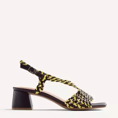 Sandália feminina de salto médio com tiras trançadas preto e amarelo