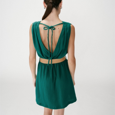 Vestido verde com decote nas costas e cinto bege visto de costas