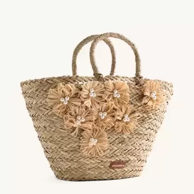 Saco de palha bege trançado com flores de ráfia e pérolas