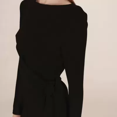 Vestido preto comprido com laço na cintura