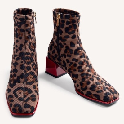 Botas com padrão de leopardo e salto vermelho