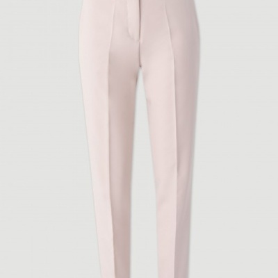 Calças femininas rose claro com corte direito e vincos frontais