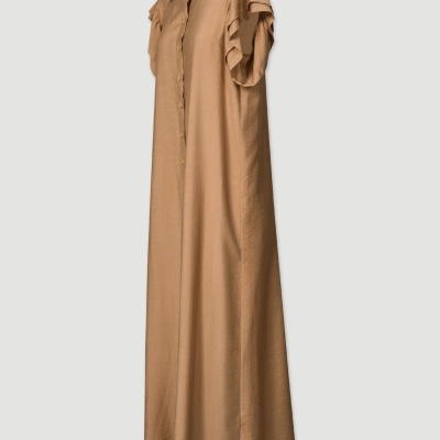 Vestido comprido bege com gola clássica e mangas curtas com babados