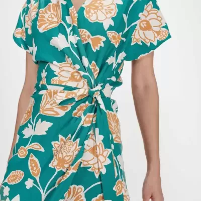 Vestido feminino com padrão floral, decote em V e nó frontal na cintura