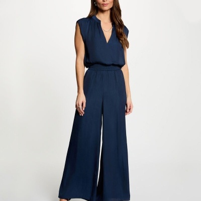 Macacão azul escuro feminino com calças largas e decote em V