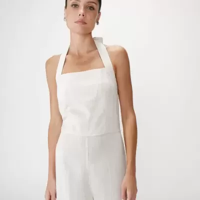 Macacão branco feminino de tecido leve com decote quadrado e alças largas