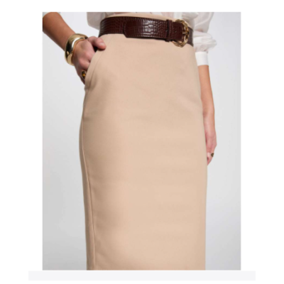 Saia midi bege com cinto castanho de textura croco e fivela dourada, com camisa branca e pulseiras douradas.