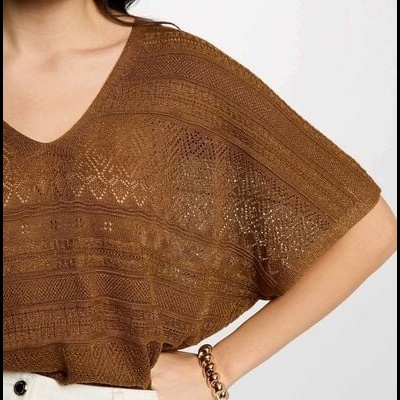 Camisola de rede castanha de malha aberta com decote em V e mangas curtas largas